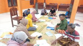 Tim inti Padukuhan Bengle II Bahas Pembaharuan Kartu Keluarga